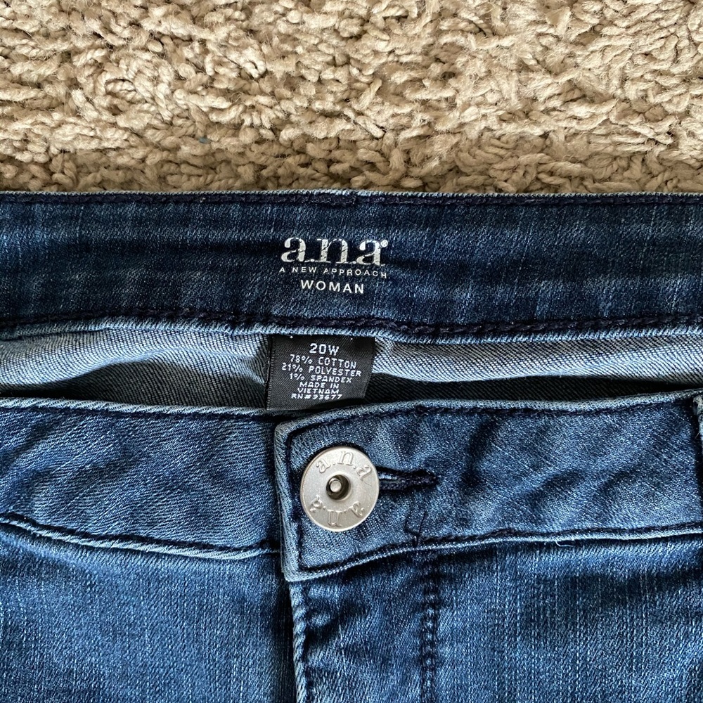 Jeans with zipper detail